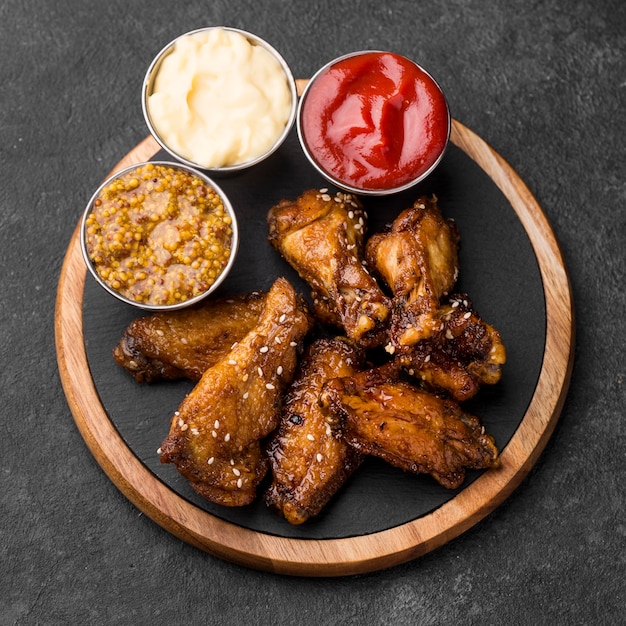 Vue de dessus du poulet frit avec une variété de trois sauces