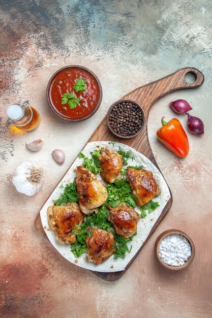 Vue de dessus du poulet poulet aux herbes sur sauce lavash huile d'oignon poivre noir ail