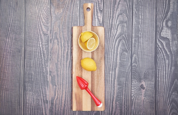 Photo gratuite vue de dessus du presse-citron et du presse-citron sur planche de bois