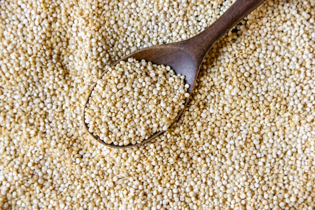 Vue de dessus du quinoa avec une cuillère en bois
