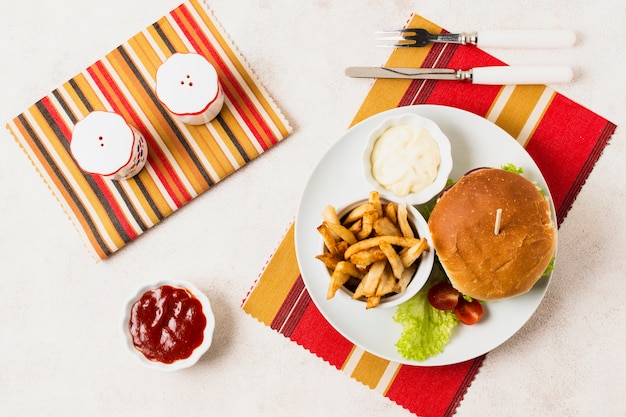 Vue de dessus du repas de malbouffe