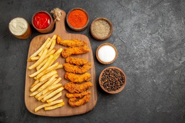 Vue de dessus du repas de poulet frit sur une planche à découper