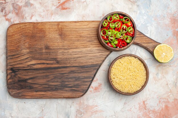 Photo gratuite vue de dessus du riz blanc dans un petit pot brun et salade de poivre