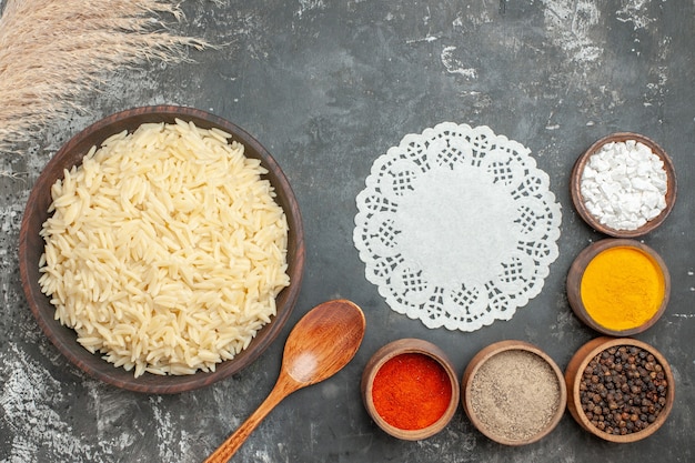 Photo gratuite vue de dessus du riz bouilli nature avec différentes épices