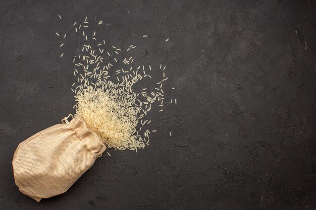 Vue de dessus du riz cru à l'intérieur du sac sur une surface grise