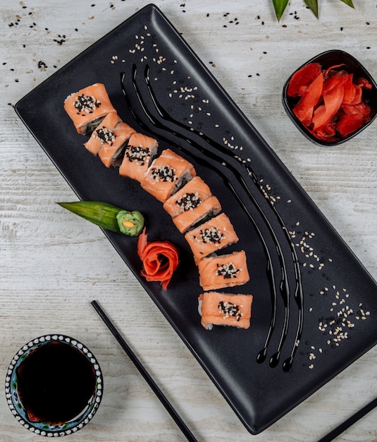 Photo gratuite vue de dessus du rouleau de sushi au saumon servi avec gingembre, wasabi et sauce soja