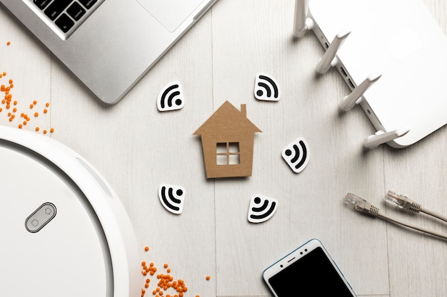 Vue de dessus du routeur wi-fi avec figurine de maison et appareils contrôlés sans fil