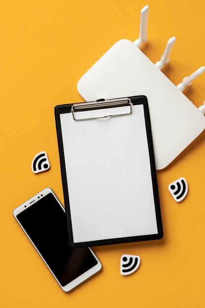 Vue de dessus du routeur wi-fi avec smartphone et presse-papiers