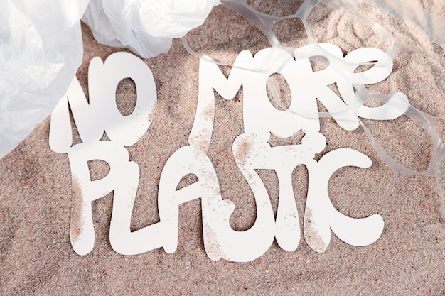 Vue de dessus du sable de la plage sans plus de plastique