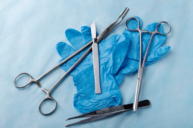 Vue de dessus du scalpel avec d'autres instruments médicaux