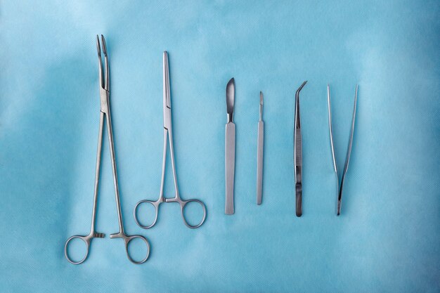 Vue de dessus du scalpel avec d'autres instruments médicaux