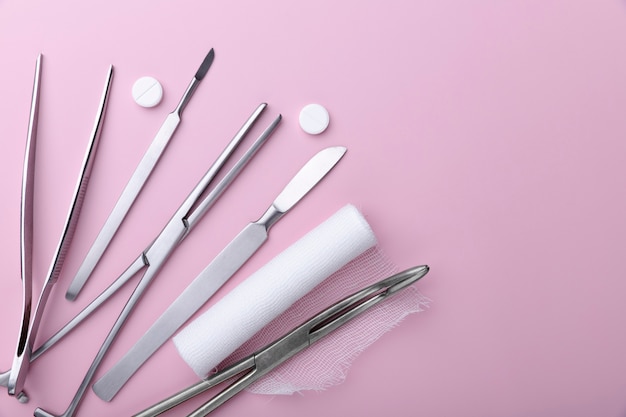 Photo gratuite vue de dessus du scalpel médical avec d'autres instruments pour la médecine