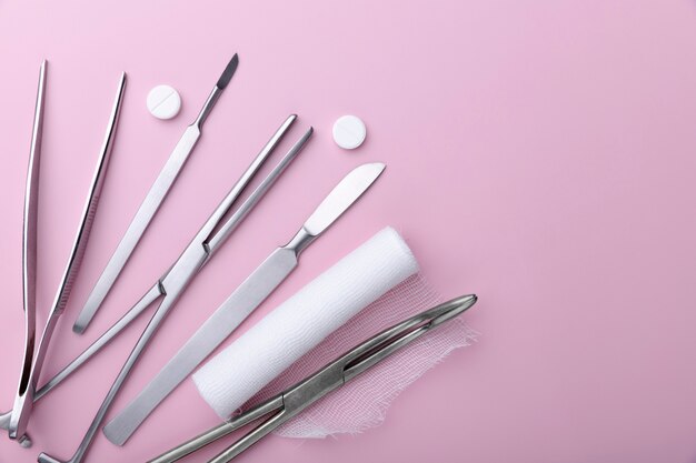 Vue de dessus du scalpel médical avec d'autres instruments pour la médecine