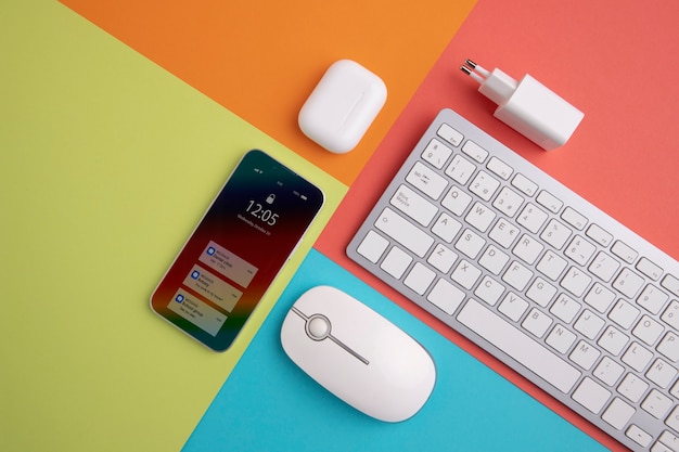 Vue de dessus du smartphone avec clavier et chargeur