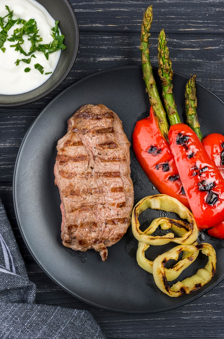 Photo gratuit vue de dessus du steak aux légumes