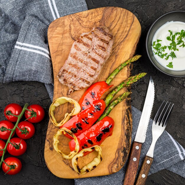 Vue de dessus du steak avec des couverts