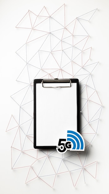 Vue de dessus du symbole wi-fi 5g avec presse-papiers