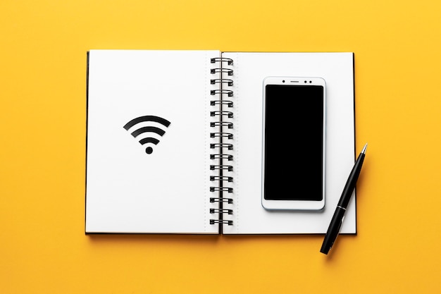 Vue de dessus du symbole wi-fi avec ordinateur portable et smartphone