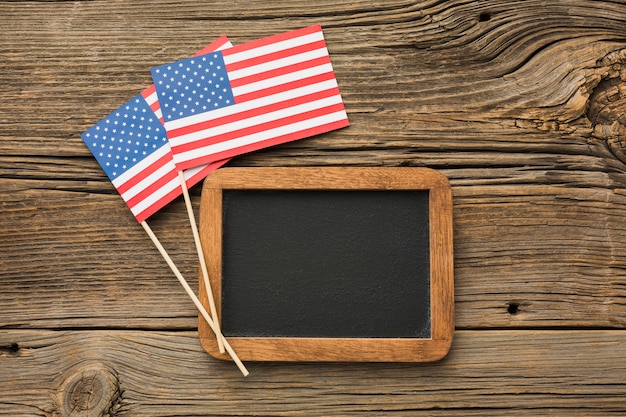 Photo gratuite vue de dessus du tableau noir et des drapeaux américains sur bois