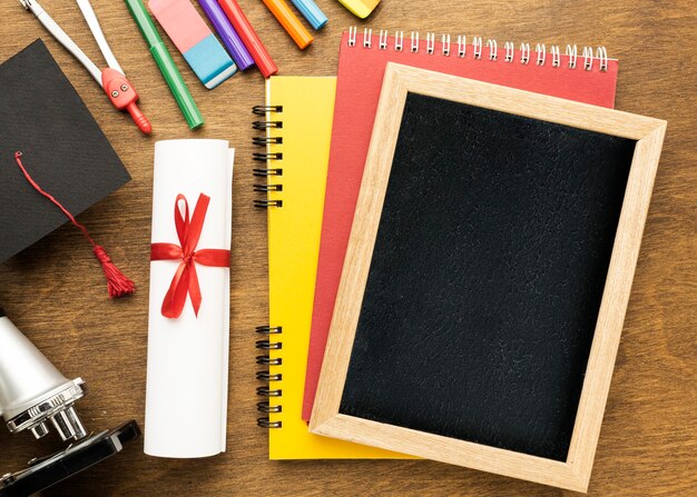 Vue de dessus du tableau noir avec fournitures scolaires et espace copie