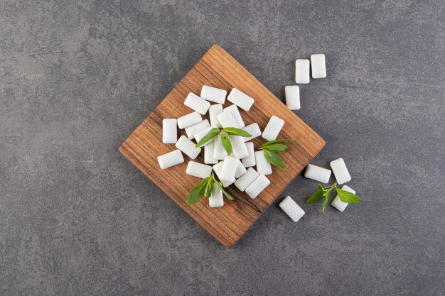 Vue de dessus du tas de gencives avec des feuilles de menthe sur planche de bois.