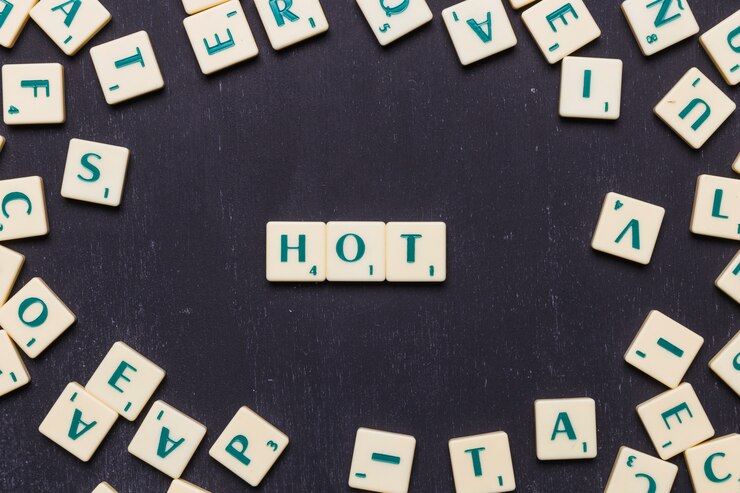 Photo gratuit vue de dessus du texte chaud sur les lettres de scrabble sur fond noir