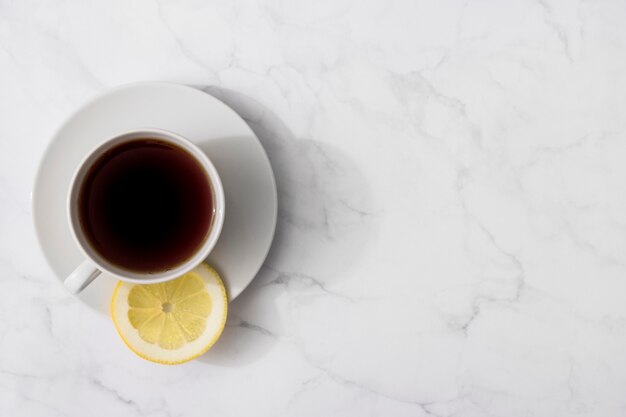 Vue de dessus du thé dans la tasse