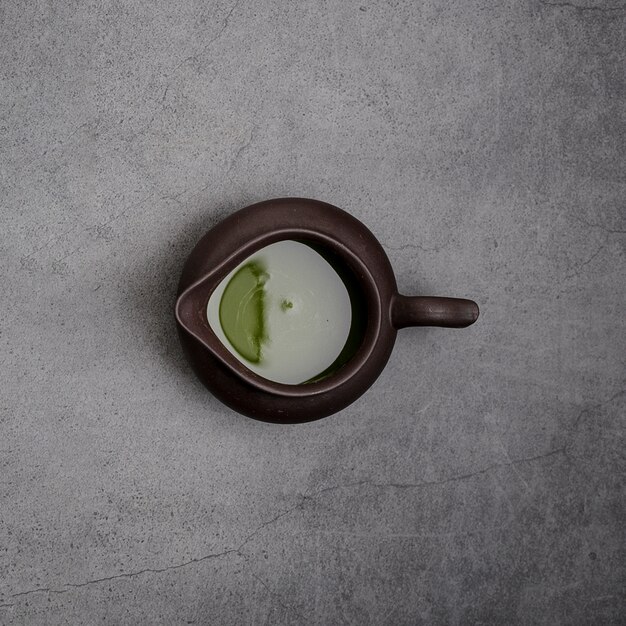 Vue de dessus du thé matcha à verser