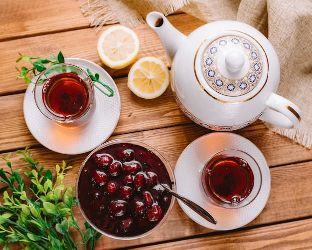 Vue de dessus du thé en verre armudu servi avec azerbaïdjanais murabba et citron