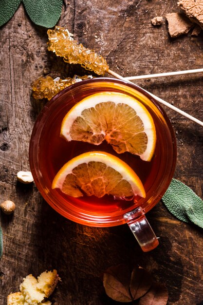 Vue de dessus du thé en verre avec du citron et du sucre cristallisé