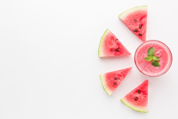 Vue de dessus du verre à cocktail pastèque avec espace copie