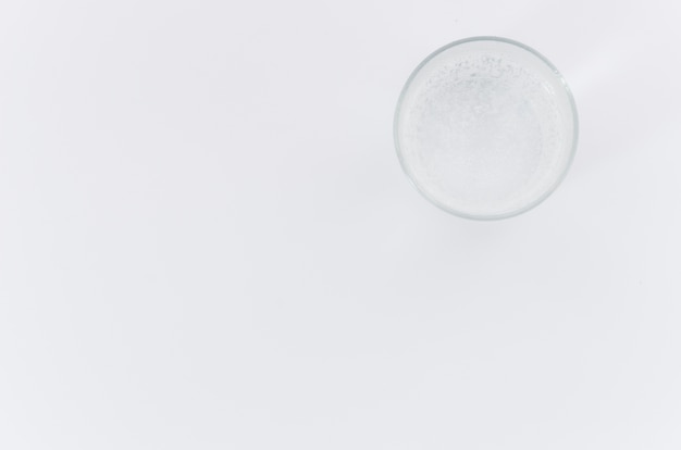 Une vue de dessus du verre d&#39;eau sur fond blanc avec un espace pour écrire le texte