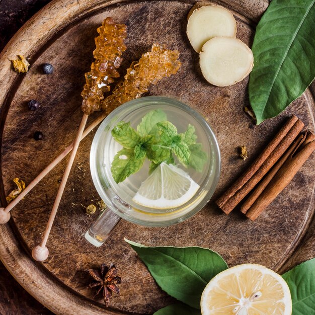 Vue de dessus de l'eau au citron et à la menthe