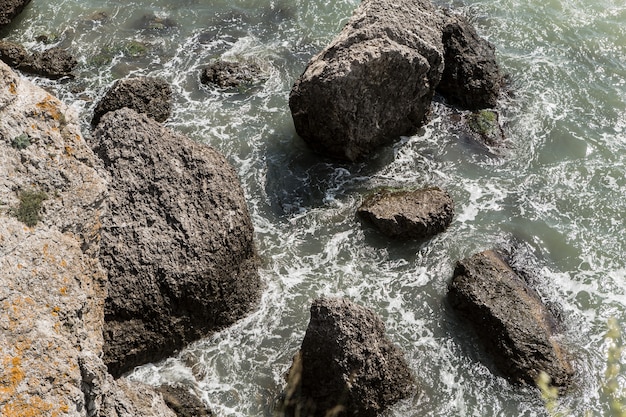 Vue de dessus eau propre et rochers