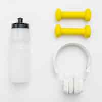 Photo gratuite vue de dessus des écouteurs avec bouteille d'eau et poids