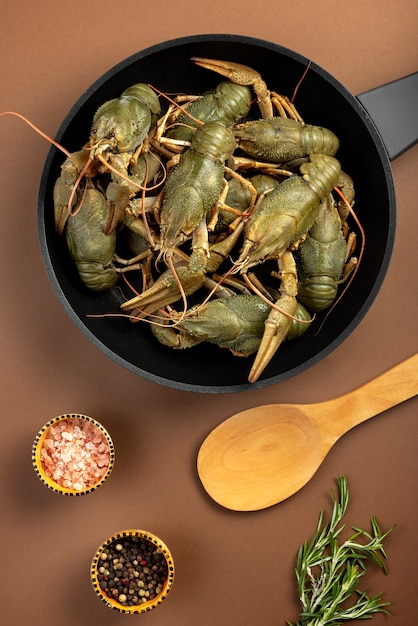 Photo gratuite vue de dessus des écrevisses dans une casserole