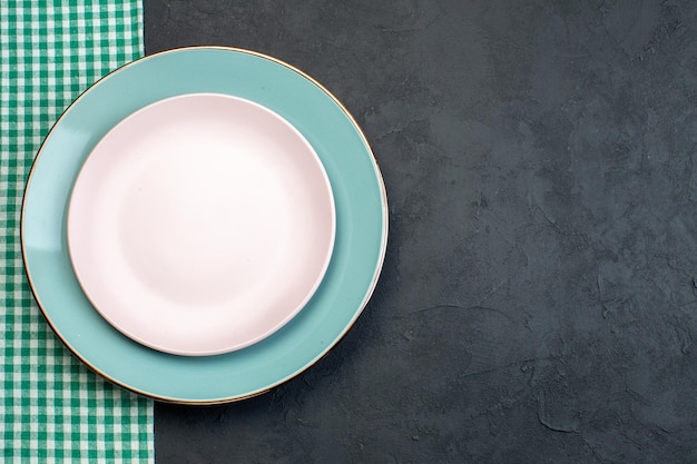 Photo gratuite vue de dessus élégante assiette blanche avec assiette bleue sur fond sombre dîner argenterie féminité faim grâce colorée