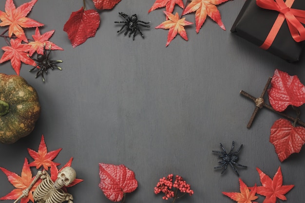 Vue de dessus éléments d&#39;automne sur fond sombre