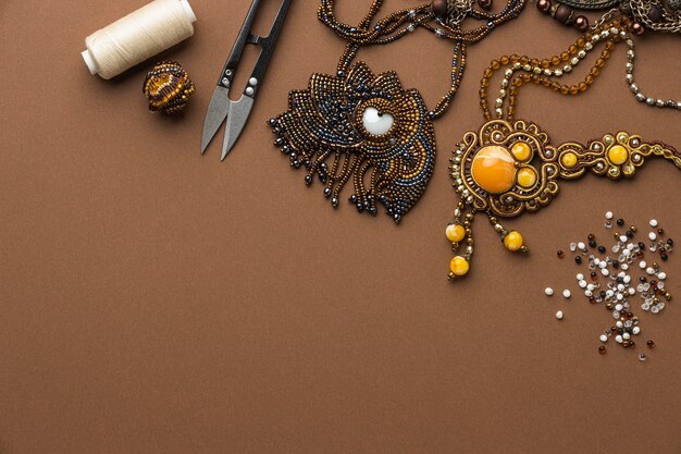 Vue de dessus des éléments essentiels pour le travail des perles avec du fil et des ciseaux