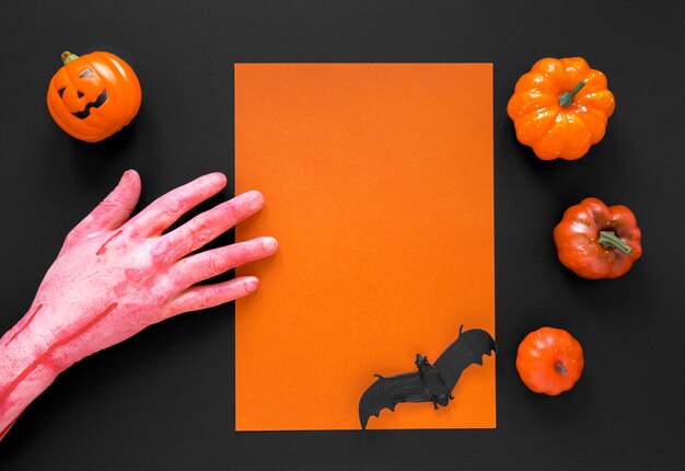 Vue de dessus des éléments d'halloween fantasmagoriques avec des citrouilles