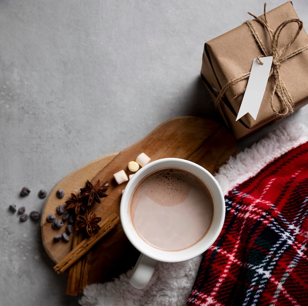 Vue de dessus des éléments d'hygge d'hiver avec une tasse de chocolat chaud