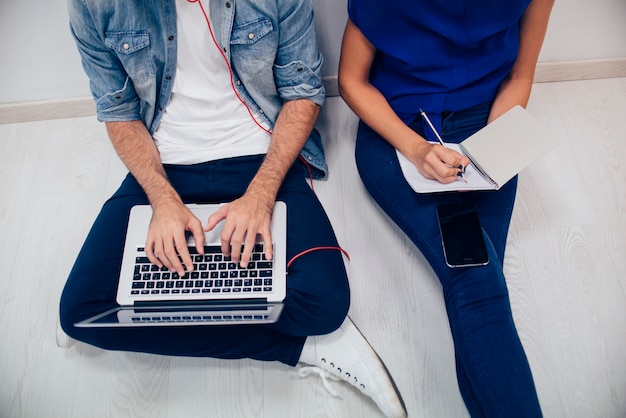 Photo gratuite vue de dessus d'employés travaillant