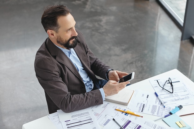 Vue de dessus de l'employeur professionnel habillé formellement