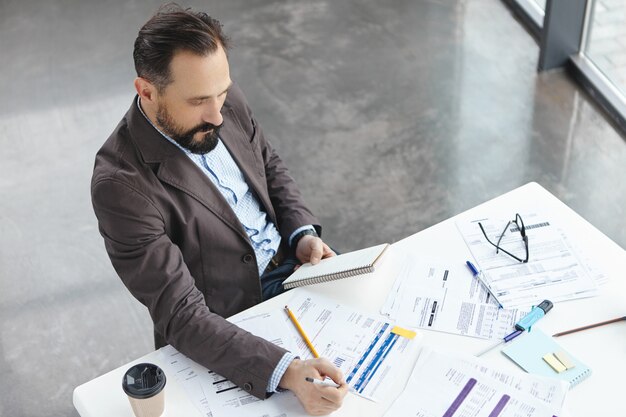 Vue de dessus de l'employeur professionnel habillé formellement