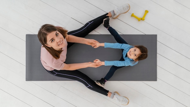 Vue de dessus d'enfant et de femme plein coup