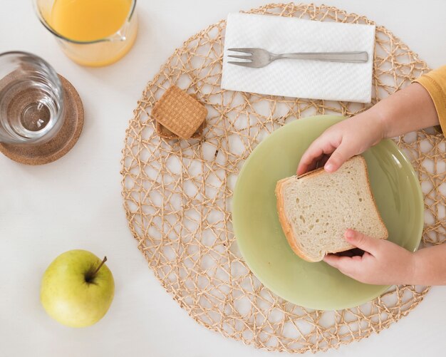 Vue de dessus enfant prenant son petit déjeuner