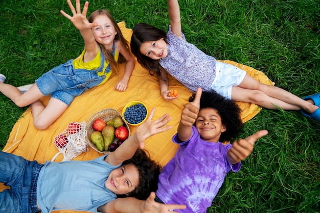 Photo gratuite vue de dessus des enfants allongés sur un tissu