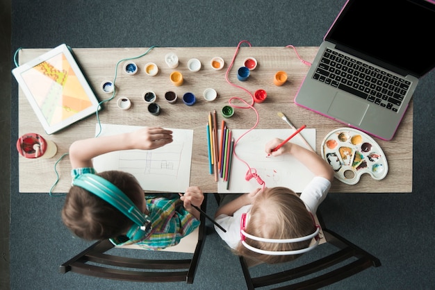 Photo gratuite vue de dessus des enfants avec aquarelle et ordinateur