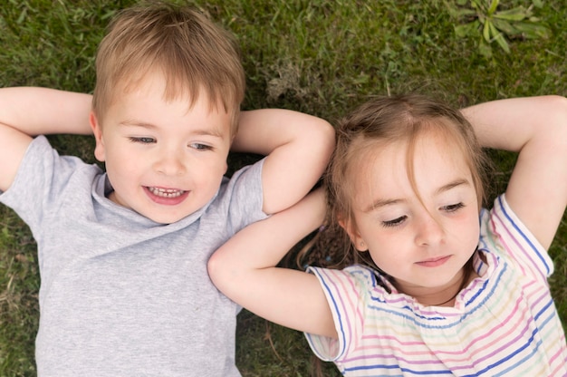 Vue de dessus des enfants sur l'herbe