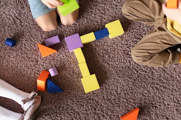 Vue de dessus des enfants jouant avec des jouets colorés